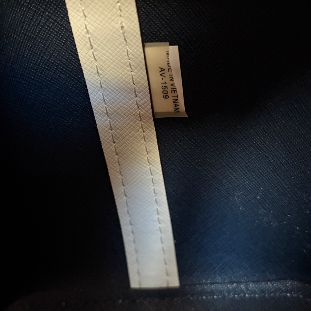 Michael Kors • Greenwich Medium Saffiano Leather Bucket Bag in White - Picture 16 of 17